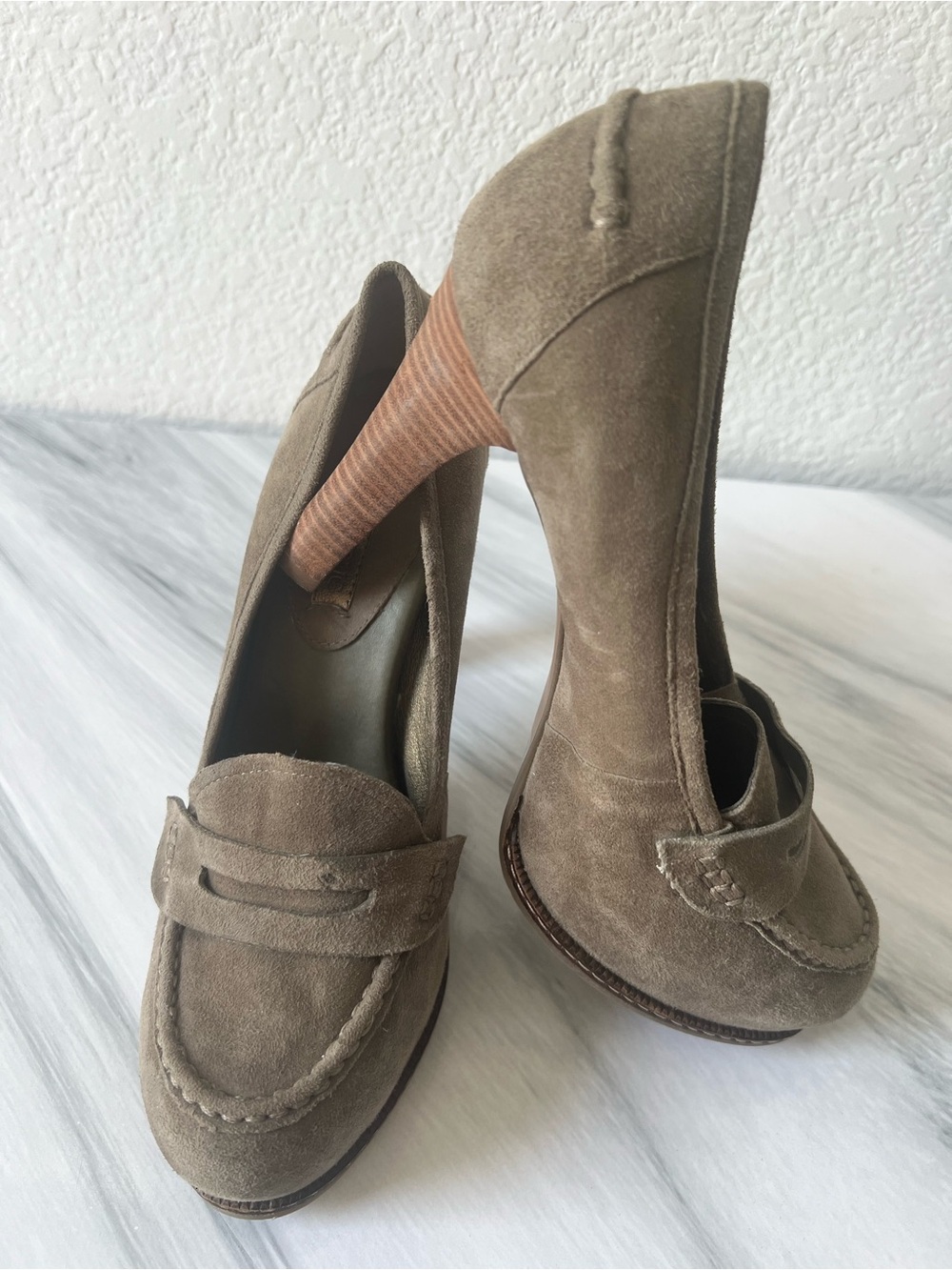 Banana Republic Olive Green Suede Platform Loafer Pump Slip On  7M Old Money